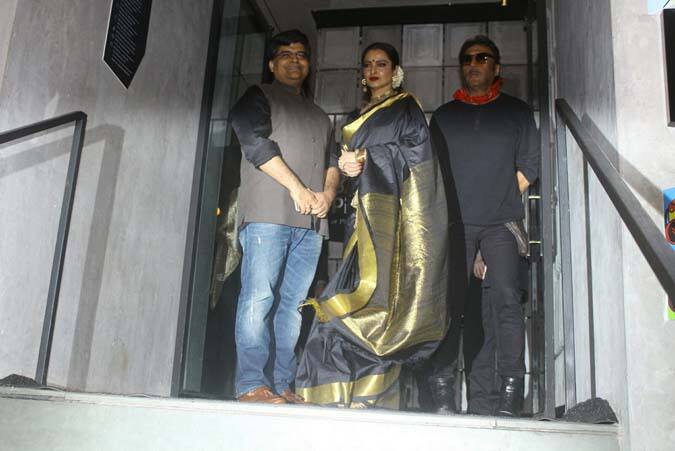 पार्टी के बाद जीतेश पिल्लई खुद रेखा को छोड़ने बाहर तक आए और साथ में तस्वीरें क्लिक कराईं.
