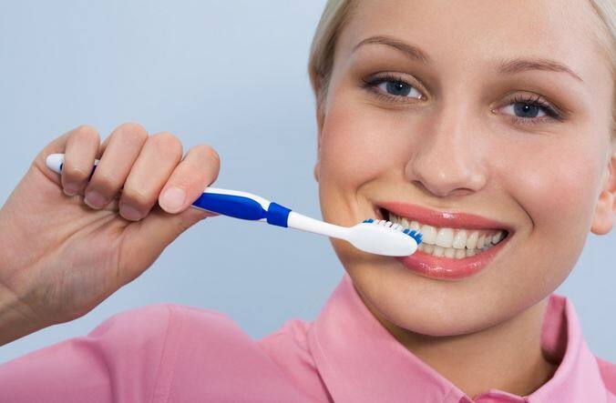 दिन में दो बार ब्रश करें.