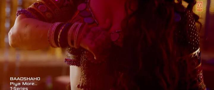 तस्वीरें देखकर आप अंदाज़ा लगा सकते हैं कि गाना कितना हॉट होगा.