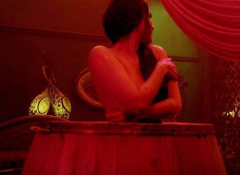 वहीं फिल्म का संगीत अंकित तिवारी और तनिष्क बागची जैसों ने दिया है. नीचे देखें गाने का वीडियो