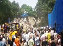 मुंबई: घाटकोपर में बिल्डिंग गिरी, मलबे में 20 के दबने की आशंका, 5 की मौत