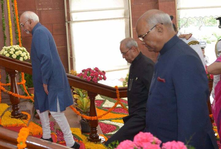 राष्ट्रपति रामनाथ कोविंद के साथ पूर्व राष्ट्रपति प्रणब मुखर्जी और उप-राष्ट्रपति हामिद अंसारी.