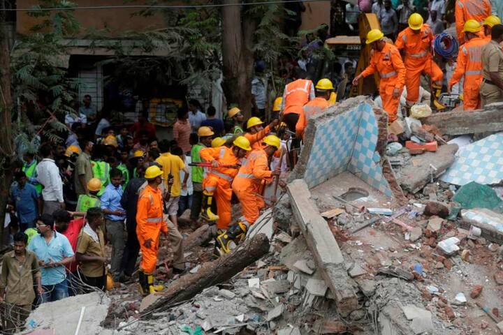 बीएमसी आपदा नियंत्रण अधिकारी ने कहा कि राज्य आपदा प्रबंधन बल की टीमों के अलावा 14 दमकल, राहत वैन और एंबुलेंस मौके पर पहुंच गई हैं.