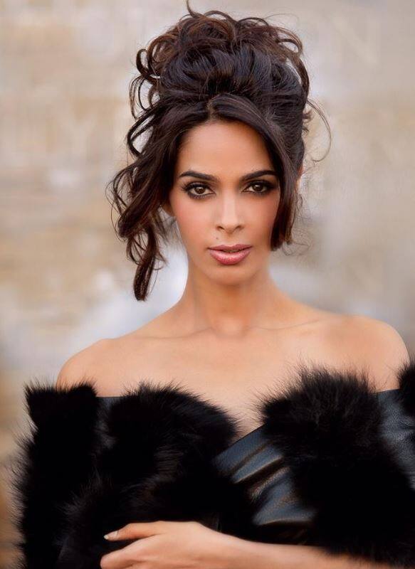  बॉलीवुड अभिनेत्री मल्लिका शेरावत ने अमेरिकी राष्ट्रपति डोनाल्ड ट्रंप की पहली पत्नी इवाना ट्रंप से मुलाकात की है. मल्लिका ने इस मुलाकात को अच्छा और प्यारा अनुभव बताया है.