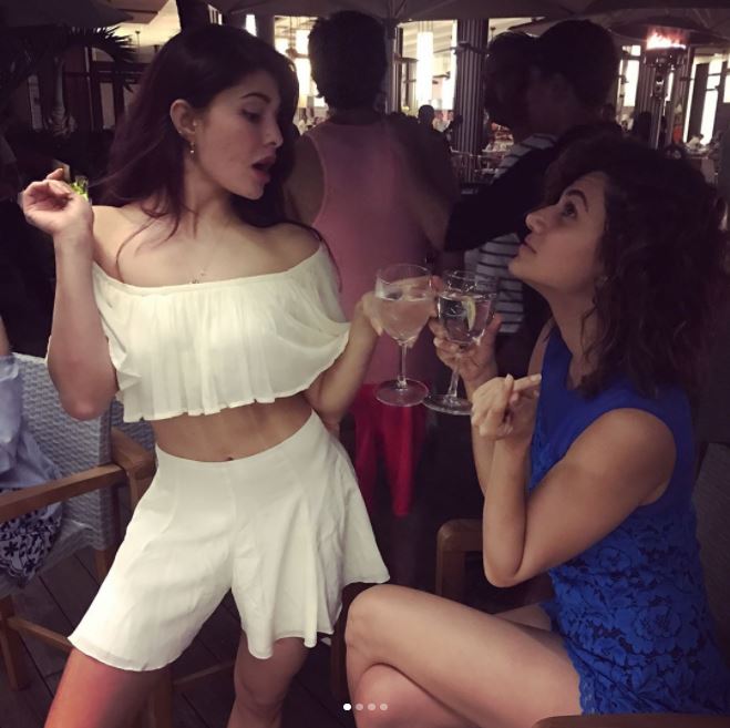 तापसी और वर्धा के साथ मस्ती करती दिखीं जैकलीन