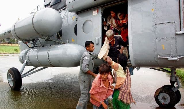 आधे हिंदुस्तान में बाढ़ का कहर, गुजरात में 75 मरे, मोदी ने किया हवाई सर्वेक्ष्‍ाण