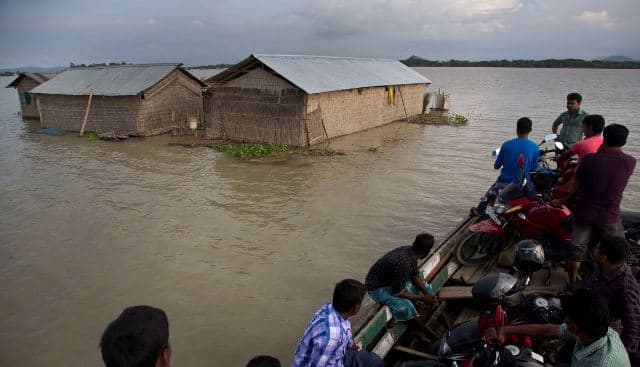 आधे हिंदुस्तान में बाढ़ का कहर, गुजरात में 75 मरे, मोदी ने किया हवाई सर्वेक्ष्‍ाण