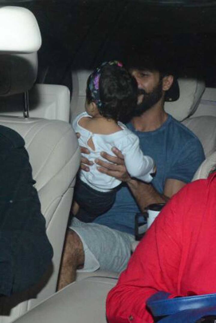 बेटी को देखते ही शाहिद कपूर कुछ इस तरह खुश हो गए. कार में बेटी के साथ कुछ इस तरह उनकी तस्वीरें क्लिक हुईँ. (Photo: Manav Mangalani)
