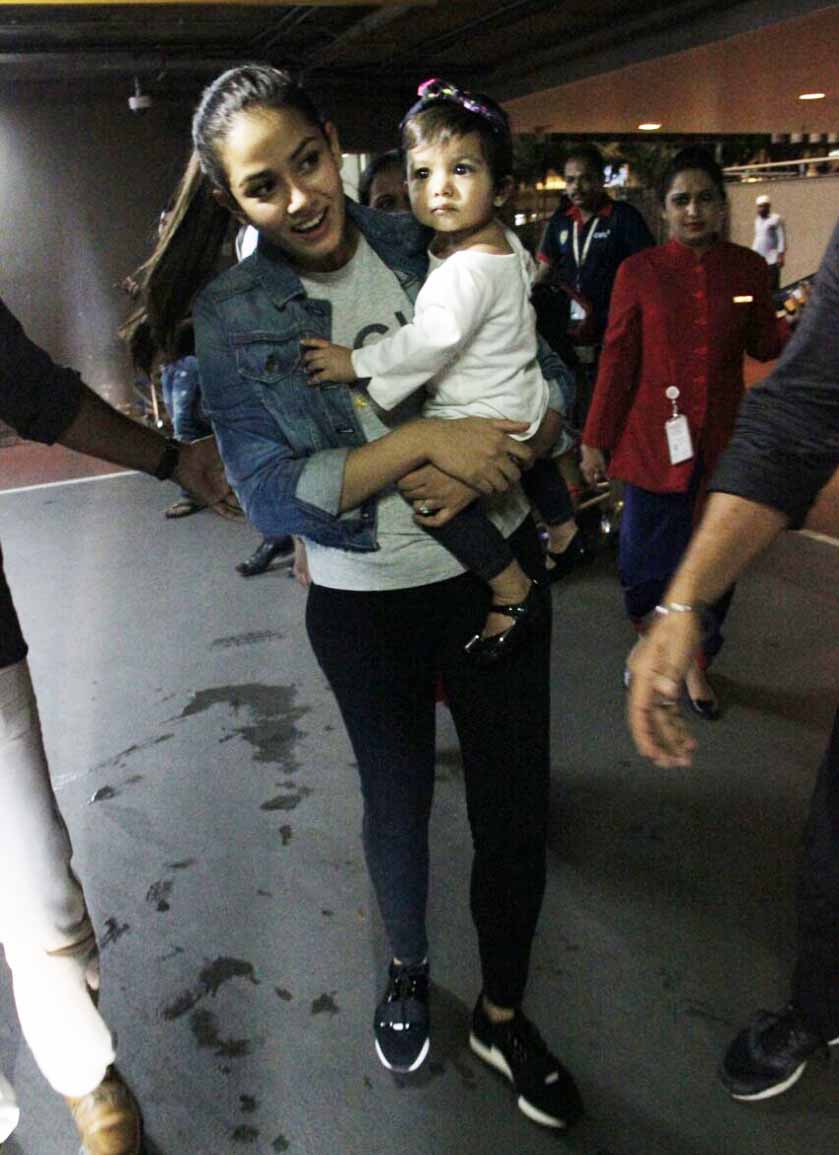 बेटी मीशा को रिसीव करने एयरपोर्ट पहुंचे शाहिद कपूर, क्लिक हुईं adorable तस्वीरें, देखें