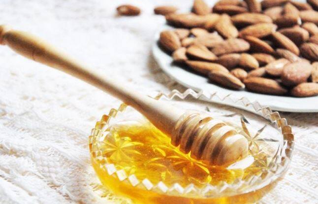 सोने से पहले बादाम तेल में शहद मिलाकर आंखों के नीचे लगाएं.