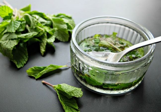 Skin Care Tips make homemade mint leaves facepack for glowing skin marathi news Skin Care Tips : सुंदर आणि तजेलदार सौंदर्यासाठी घरच्या घरी 'असा' तयार करा पुदिन्याचा फेसपॅक; काही दिवसांतच फरक जाणवेल