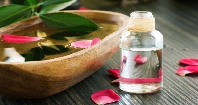 गुलाब जल में रूई को भिगोकर आंखें बंद करके पलकों पर रखें. इससे डार्क सर्कल जल्दी दूर होंगे. 