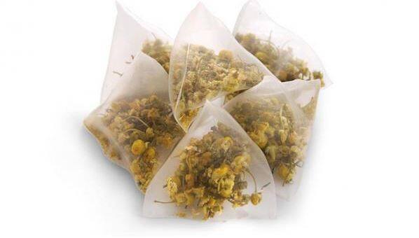 एंटीऑक्सीडेंट से भरपूर कैमोमाइल टी बैग भी स्किन कलर को लाइट करने और स्किन को साफ करने में मदद करता है. 