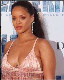  पेरिस में हुआ फिल्म Valerian का प्रीमियर, हमेशा की तरह अलग अंदाज में दिखीं रिहाना