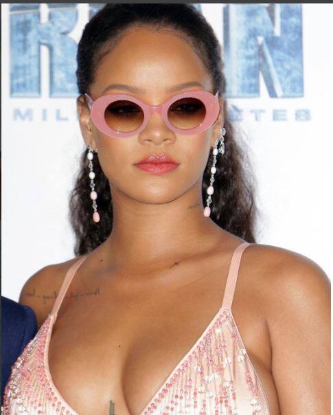 उनके कानों में डायमंड इयररिंग्स चार चांद लगा रहे थे.