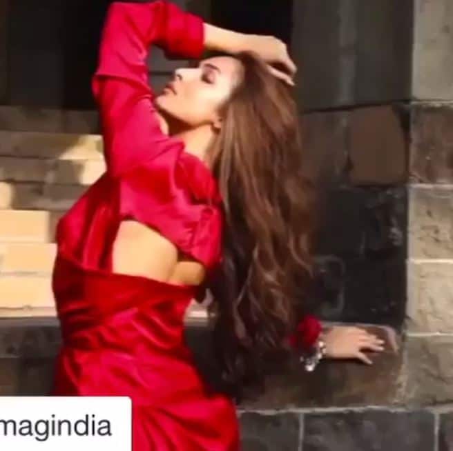 तलाक के बावजूद अरबाज अपनी पत्नी और उनके परिवार के साथ अक्सर नज़र आते हैं. नीचे देखें शूट का वीडियो     #Repost @hellomagindia (@get_repost) ・・・ Stylish sisters, @malaikaarorakhanofficial and @amuaroraofficial, come together for a sizzling tale of haute style #AmritaArora #MalaikaArora #HELLOExclusive A post shared by Malaika Arora Khan (@malaikaarorakhanofficial) on Jul 25, 2017 at 8:44pm PDT 