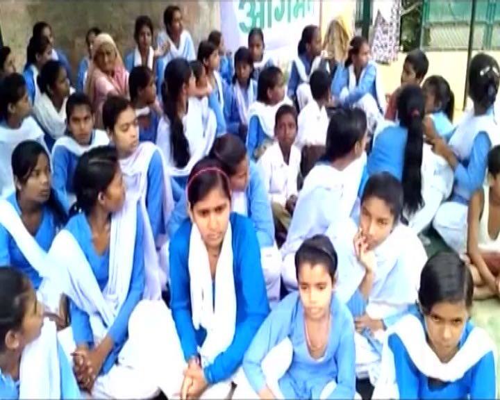 रेवाड़ी की बेटियां स्कूल को 12वीं तक अपग्रेड करने के लिए फिर धरने पर बैठीं Rewari Girls Sit On Strike Again रेवाड़ी की बेटियां स्कूल को 12वीं तक अपग्रेड करने के लिए फिर धरने पर बैठीं