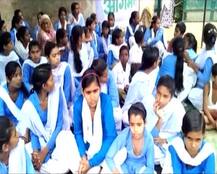 रेवाड़ी की बेटियां स्कूल को 12वीं तक अपग्रेड करने के लिए फिर धरने पर बैठीं