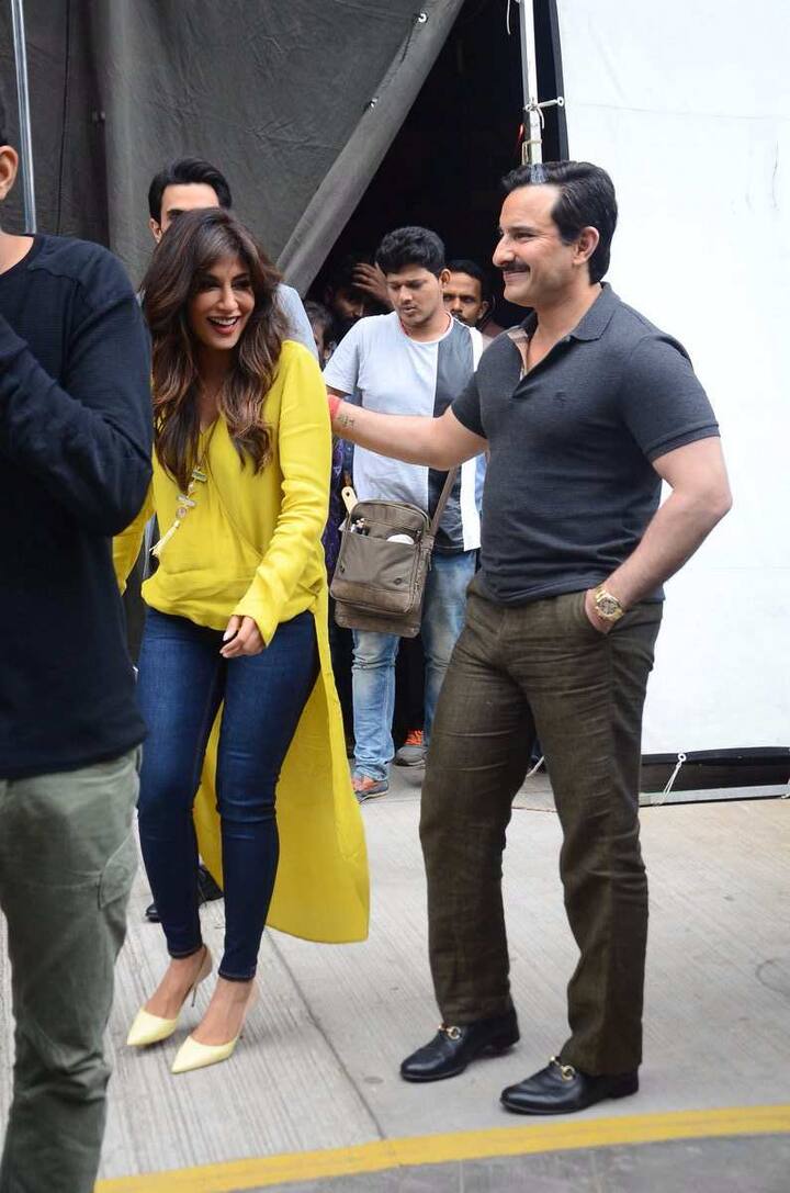 फिल्म की शूटिंग से जुड़ी इन तस्वीरों में सैफ और चित्रांगदा मस्ती करते नज़र आए.