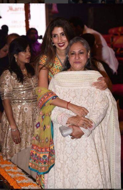  इस फैशन शो में श्वेता बच्चन और जया बच्चन भी पहुंची थीं.