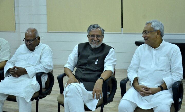 पीएम मोदी के इस ट्वीट को समर्थन का संकेत माना गया. पीएम मोदी के ट्वीट के 10 मिनट के अंदर ही बिहार बीजेपी के वरिष्ठ नेता सुशील मोदी ने नीतीश कुमार को समर्थन का संकेत दे दिया.