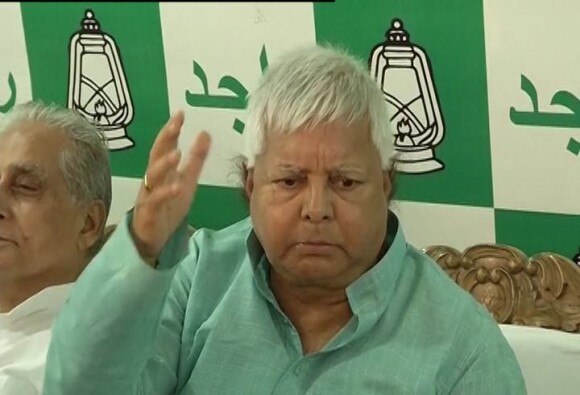 इस बीच लालू प्रसाद यादव शायद इस बात को भांप गए थे कि नीतीश कुमार ने महागठबंधन से अलग होने का तय कर लिया है. शाम 7 बजकर 50 मिनट पर लालू प्रसाद यादव मीडिया के सामने आए और नीतीश कुमार पर चल रहे हत्या के केस का मुद्दा उठाकर नीतीश को ही घेर लिया.  लालू प्रसाद यादव ने कहा, 