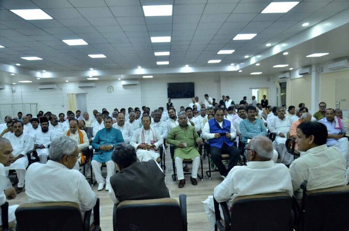 इसके बाद कुछ ही देर बाद बीजेपी विधायक अपने समर्थन की चिट्ठी लेकर राजभवन पहुंच गए उसके बाद सीधे नीतीश के घर जा पहुंचे. यानी शाम को पौने सात से रात पौने 10 बजे के बीच तीन घंटे ने चार साल पुरानी दुश्मनी को दोबारा दोस्ती में बदल दिया और 20 महीने पुरानी दोस्ती को दोबारा दुश्मनी में तब्दील कर दिया.