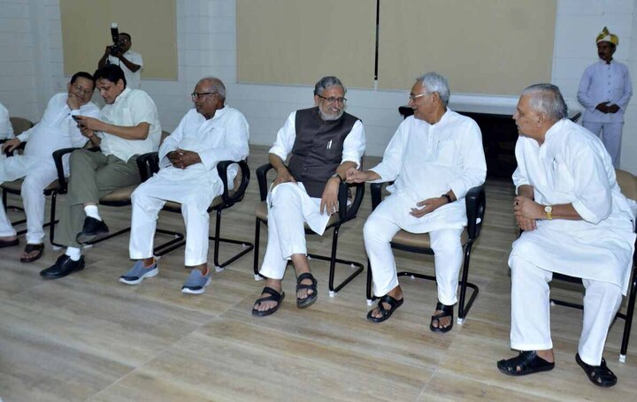 नीतीश कुमार सुबह दस बजे बिहार के मुख्यमंत्री पद की शपथ लेंगे. कल देर रात वो बीजेपी (भारतीय जनता पार्टी) नेता सुशील मोदी के साथ राज्यपाल से मिले और सरकार बनाने का दावा पेश कर दिया. इस्तीफा देने के बाद नीतीश कुमार देर रात 12 बजे राज्यपाल केसरीनाथ त्रिपाठी से मिले. इसी दौरान खबर आई कि अब नीतीश कुमार शाम पांच बजे नहीं, बल्कि सुबह 10 बजे शपथ लेंगे.