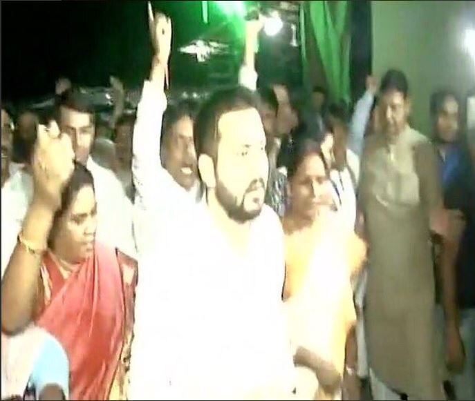 इस बात से बौखलाई लालू यादव की पार्टी आरजेडी (राष्ट्रीय जनता दल) ने इसे मुद्दा बना दिया और लालू यादव के बेटे तेजस्वी यादव ने रात ढाई बजे राजभवन तक पैदल मार्च निकालकर राज्यपाल केसरीनाथ त्रिपाठी से मिलने जा पहुंचे. आरजेडी ने बोम्मई केस का हवाला देते हुए कहा कि सबसे बड़ा दल होने के नाते सरकार बनाने का मौका उन्हें मिलना चाहिए.