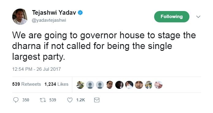  राज्यपाल से डेढ़ घंटे की मुलाकात कर नीतीश कुमार देर रात डेढ़ बजे राजभवन से निकले तो सुशील मोदी ने बाहर आकर 132 विधायकों के समर्थन का दावा किया. इसके बाद तेजस्वी यादव अपने नेताओं के साथ राजभवन की तरफ पैदल ही कूच कर गए. करीब ढाई बजे तेजस्वी यादव लाव लश्कर के साथ राज्यपाल से मिलने पहुंचे. उन्होंने राज्यपाल से बड़ी पार्टी होने के नाते पहले सरकार बनाने का न्यौता देने की मांग की.