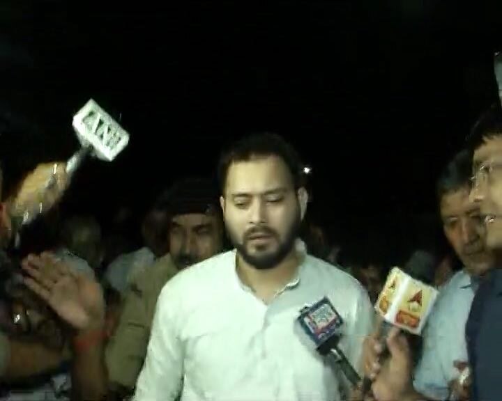 आरजेडी के इस मांग पर राज्यपाल ने कहा कि अब आदेश वापस नहीं ले सकते लेकिन इस पर सुबह विचार करेंगे. इसके बाद तेजस्वी राजभवन के आगे कुछ देर के लिए धरने पर भी बैठ गए और सुबह पौने चार बजे धरना खत्म कर दिया. तेजस्वी ने राज्यपाल के फैसले के खिलाफ कोर्ट का दरवाजा खटखटाने की धमकी भी दी.