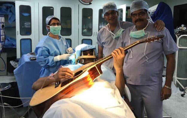 A 37 Year Old Bengaluru Musician Plays Guitar As Doctors Perform Brain Surgery OMG! ब्रेन सर्जरी के दौरान गिटार बजा रहा था ये