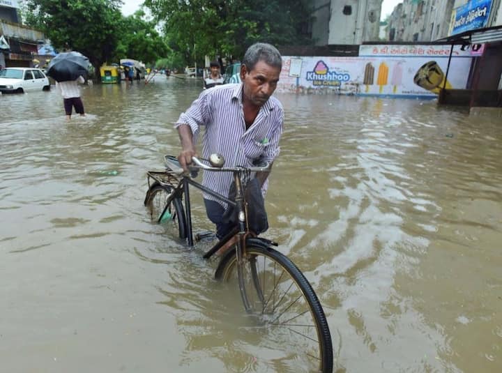   कुछ दिनों पहले दंतेवाड़ा और सिपू बांधों से बनास और सिपू नदियों में पानी छोड़े जाने और भारी बारिश से दोनों शहर डूबे हुये हैं. इससे पहले, अधिकारियों ने बताया था कि मूसलाधार बारिश के कारण बनासकांठा जिले में बाढ़ से एक परिवार के 14 लोगों सहित कम से कम 29 व्यक्तियों की मृत्यु हो गयी है.
फोेटो: AP