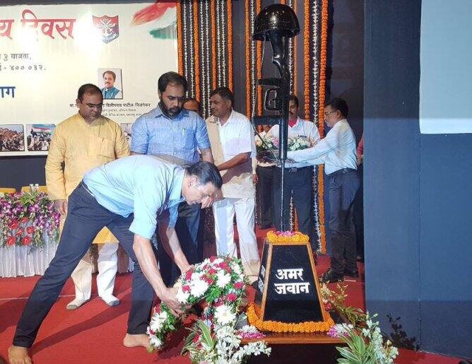बॉलीवुड सुपरस्टार अक्षय कुमार ने यह तस्वीर शेयर करते हुए लिखा, 'इस 18वें कारगिल विजय दिवस के मौके पर उन वीर जवानों को मेरा सलाम जिन्होंने देश के लिए अपना बलिदान दिया है. आप हैं तो हम हैं.'