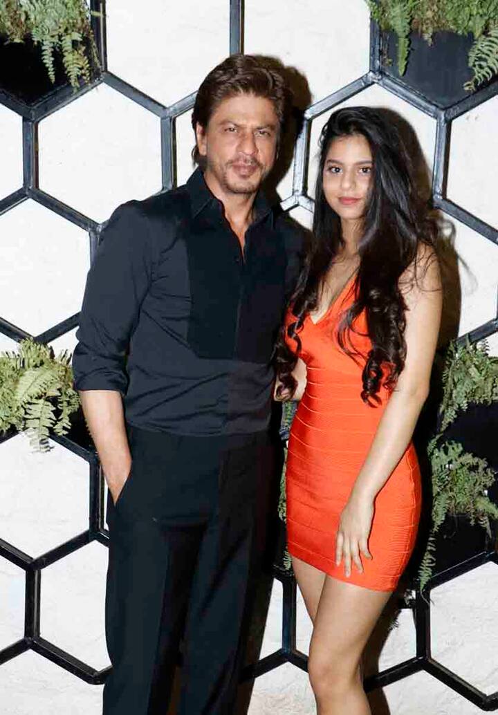 बहुत कम ही होता है जब सुहाना को लेकर शाहरूख खान किसी पार्टी में जाते हैं. यहां जब शाहरूख और सुहाना ने साथ में पोज दिया तो सबकी निगाहें उन्हीं पर टिकी रह गईं.