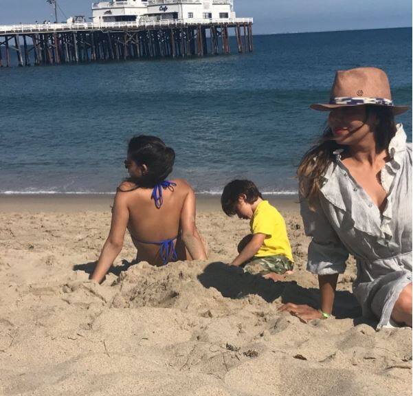 सुपरस्टार शाहरुख खान की पत्नी गौरी खान ने इंस्टाग्राम पर एक तस्वीर शेयर की है जिसमें सुहाना और अबराम को देखा जा सकता है. तस्वीर में गौरी, सुहाना और अबराम के साथ बीच किनारे नजर आ रही हैं. यह तस्वीर मालीबू बीच की है जिसमें गौरी खान और सुहाना 'सनबाथ' का लुत्फ लेती हुईं दिख रही हैं. तस्वीर में सुहाना ब्लू बिकनी में नजर आ रही हैं. (फोटो क्रेडिट- इंस्टाग्राम)