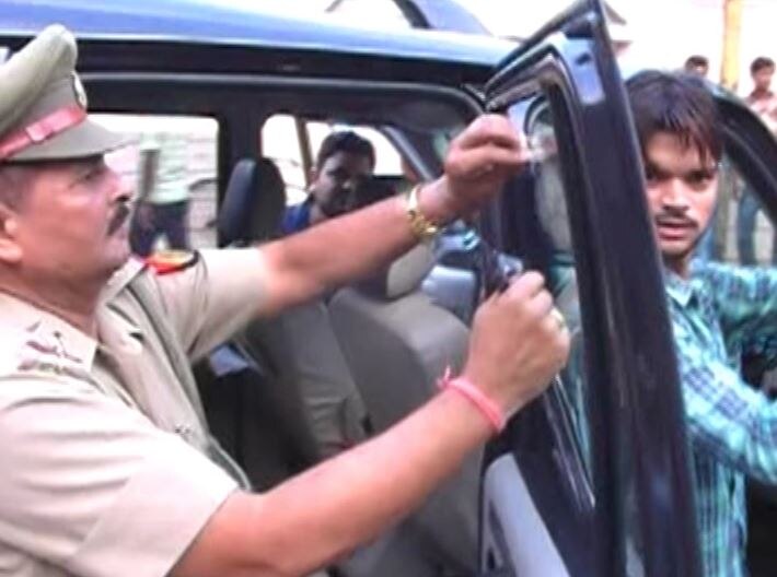 यूपी: कार चेकिंग के दौरान अमनमणि का साला पुलिस से भिड़ा, मौर्य के बेटे का भी चालान कटा