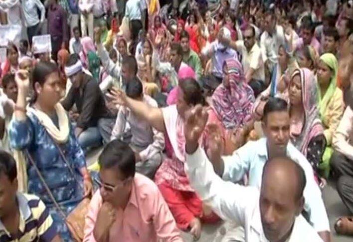 Guest Teachers Protest In Uttar Pradesh उत्तर प्रदेश में शिक्षा मित्रों का आंदोलन तेज़, सुप्रीम कोर्ट के आदेश से हैं नाराज़