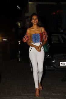 फिल्म रागदेश की प्रीमियर पर क्रॉप टॉप, डेनिम जींस में पहुंचीं निधि अग्रवाल