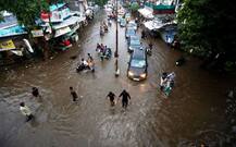 गुजरात में बाढ़ का कहर, MP, महाराष्ट्र सहित कई राज्यों में भी बारिश का अलर्ट