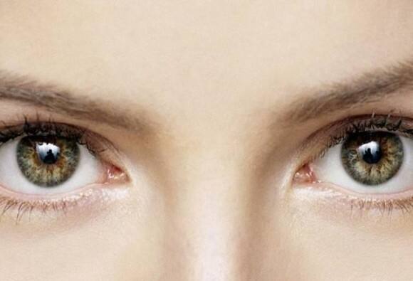 कई लोग मोतियाबिंद, क्रॉस आईज आदि की सर्जरी के लिए सही मौसम का इंतजार करते हैं लेकिन आजकल की टेक्नोलॉजी इतनी एडवांस हो गई है कि आप किसी भी मौसम मे आसानी से आंखों की सर्जरी करवा सकते हैं. सर्जरी कभी भी हो लेकिन आपको कुछ बातों का खास ख्याल रखना चाहिए. 