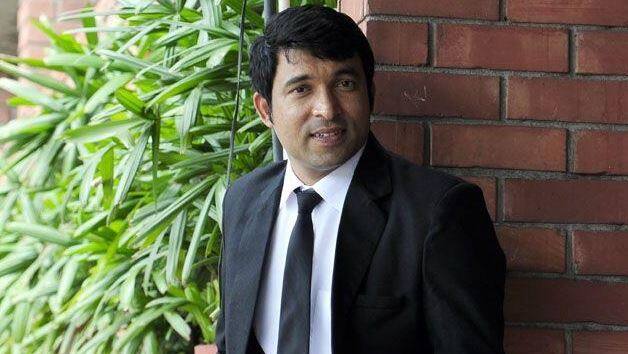 कपिल-सुनील विवाद के बाद कपिल के शो को अलविदा कहने वाले चंदन प्रभाकर ने हाल ही में कपिल के शो में वापसी की है. कपिल शर्मा के अच्छे दोस्तों में से एक चंदन प्रभाकर को एक एपिसोड के लिए 4 से 5 लाख रुपये फीस के तौर पर मिलते हैं.