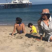 शाहरुख की पत्नी गौरी ख़ान ने शेयर की बेटी सुहाना, बेटे अबराम के साथ बीच साइड वाली तस्वीर