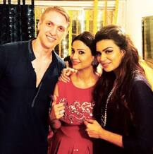 आशका गोराडिया ने अपने बॉयफ्रेंड ब्रेंट गोबल से की सगाई, देखें तस्वीरें...