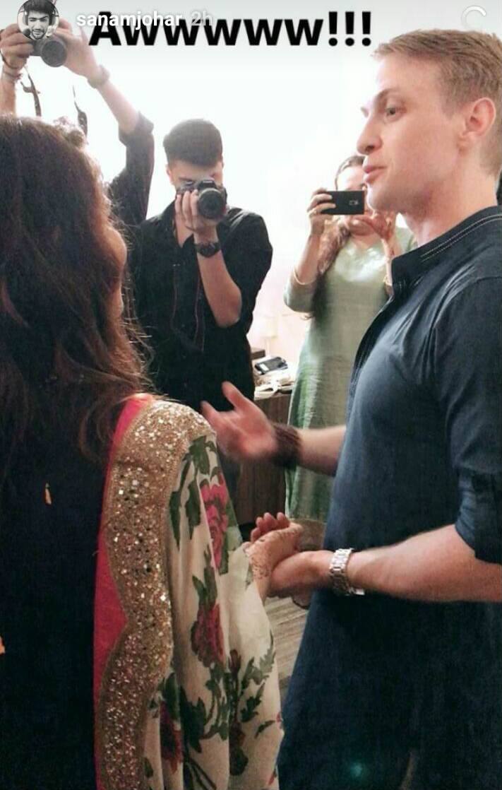 मशहूर टीवी एक्ट्रेस मौनी रॉय भी आश्का की सगाई के फंक्शन में शामिल हुई हैं.