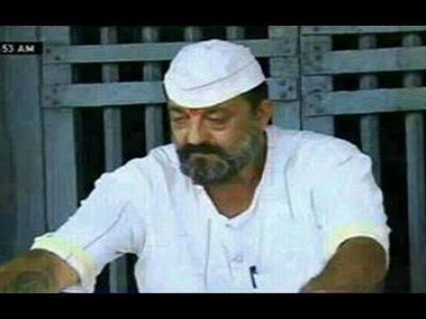 ऐसा नहीं है कि ज़िंदगी का हर दौर उनके लिए अच्छा रहा है. 1993 के मुंबई धमाकों के दोषी से गैरकानूनी हथियार लेने के लिए उन्हें पांच साल जेल की सज़ा काटनी पड़ी.