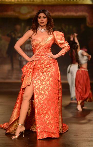 42 साल की इस अभिनेत्री ने मोनिशा के Couture Week में रैंप वॉक किया.