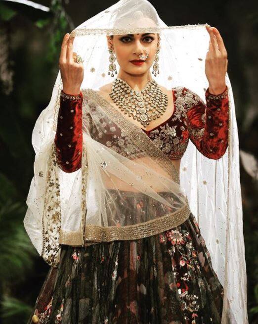 35 साल की इस अभिनेत्री ने अंजू के लिए Couture Week में रैंप वॉक किया. इस दौरान उन्होंने दुल्हन का लिबास पहना था.