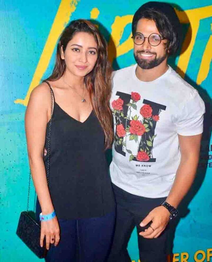 टीवी एक्ट्रेस आशा नेगी भी इस पार्टी में रित्विक धंजानी के साथ पहुंची.