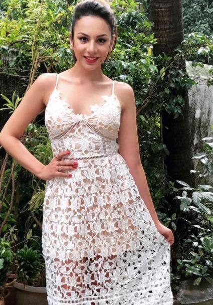 मगर जब वह बाहर निकलीं तो बाहर की दुनिया के लिए उनका अंदाज ‘आम’ से ‘खास’ हो गया.